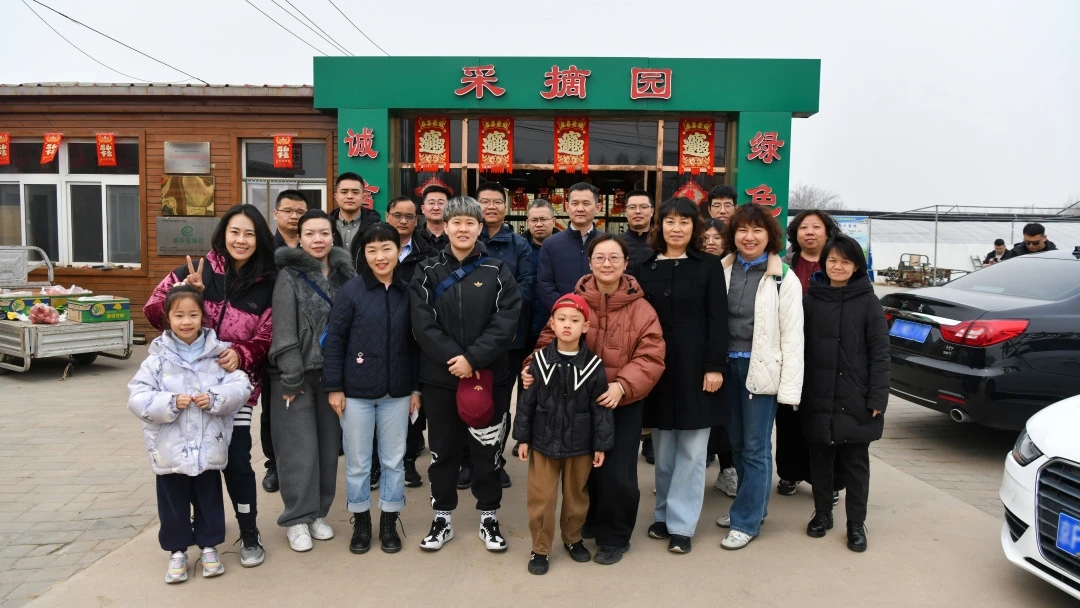 公司举办“三八”妇女节采摘活动